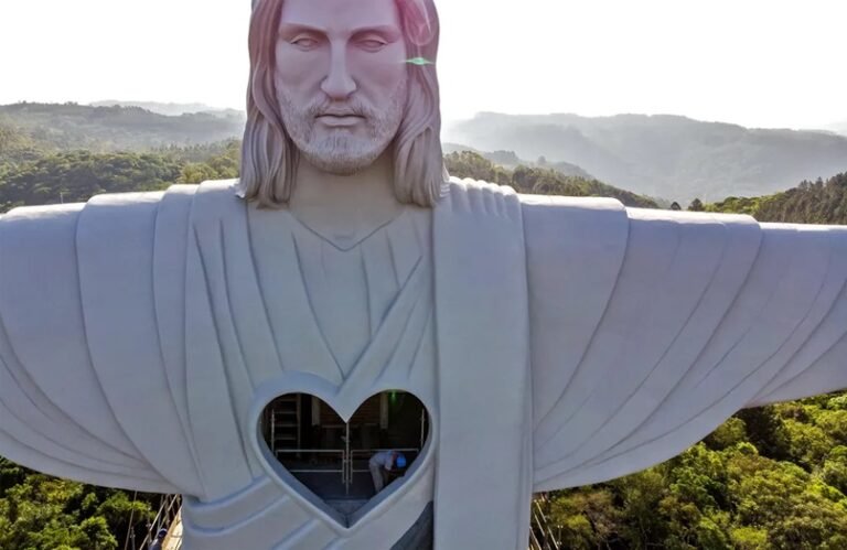 Cristo Redentor ficando pronto para inauguração