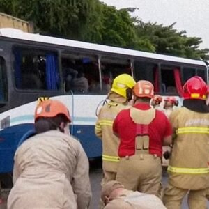 Acidente entre ônibus e caminhão deixa um morto e mais de 25 feridos na Grande João Pessoa