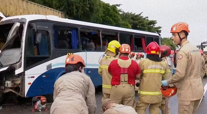 Acidente entre ônibus e caminhão deixa um morto e mais de 25 feridos na Grande João Pessoa