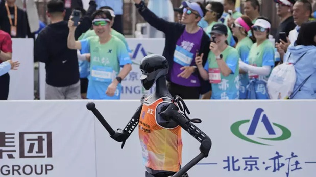 Robôs em meia maratona com humanos