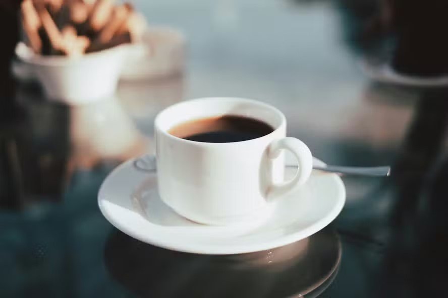 Tomar café pode atrapalhar a eficácia destes medicamentos; veja quais
