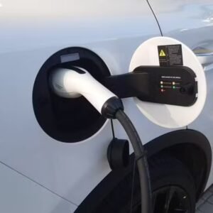 Carro elétrico pode ser carregado no poste? Especialistas alertam para os perigos dessa prática
