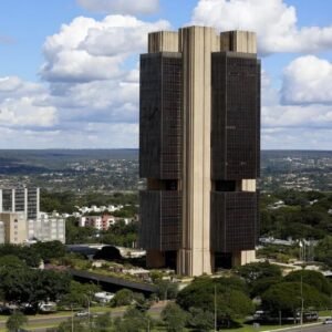 Banco Central volta a prever crescimento do PIB acima de 2% em 2025, e segue estimando estouro da meta de inflação