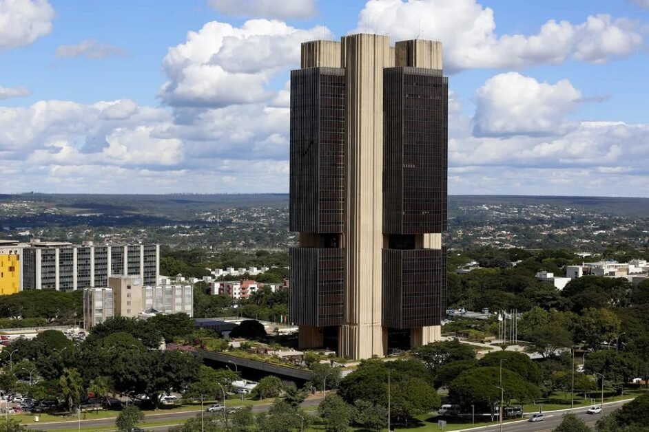 Banco Central volta a prever crescimento do PIB acima de 2% em 2025, e segue estimando estouro da meta de inflação