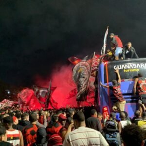 Embarque do Flamengo para o Mundial de Clubes é marcado por confusão
