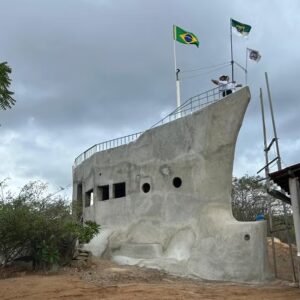 Homem constrói réplica do Titanic de 7 metros de altura no RN