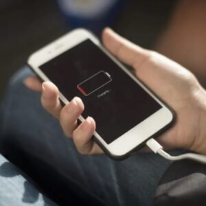 Tirar o celular da tomada antes de 100% estraga a bateria? Entenda