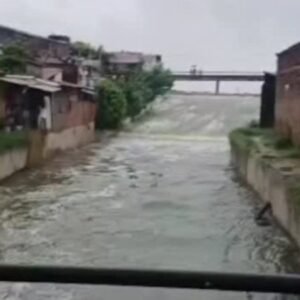 Chuva de 138,2 mm em Cajazeiras causa alagamentos, arrasta veículos e faz Açude Grande transbordar