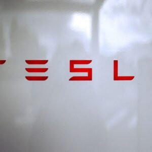 Elon Musk anuncia que chat de IA Grok estará nos veículos da Tesla até a próxima semana