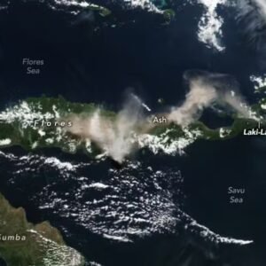 Fumaça de vulcão em erupção na Indonésia é flagrada do espaço pela Nasa