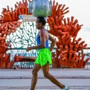 Homem viraliza ao correr com botijão de gás na cabeça por orla