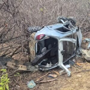 Carro bate em ônibus que levava estudantes para fazer o Enem na PB