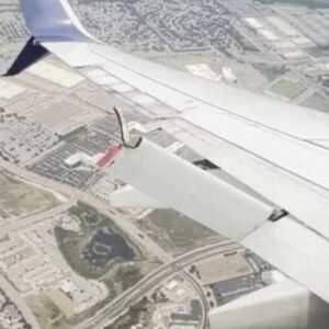 Passageiro filma avião voando com uma peça solta na asa
