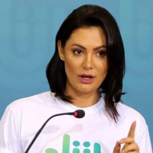 Michelle Bolsonaro levou bronca de policiais durante buscas, diz relatório