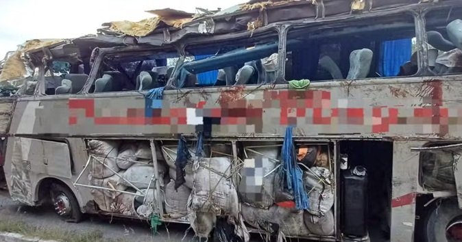 Ônibus tombou na BR-423