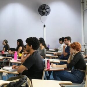 Diploma de ensino superior pode mais que dobrar salário no Brasil