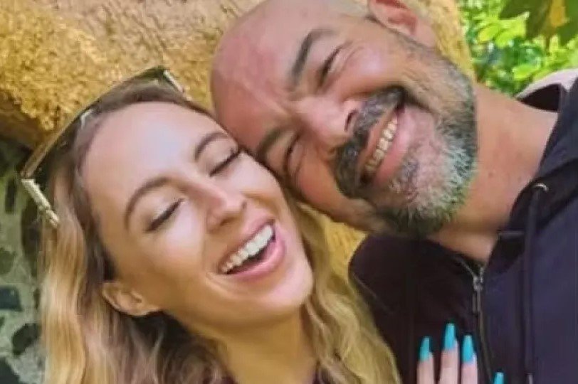 Apresentador descobre ao vivo que esposa contratou assassino de aluguel para matá-lo