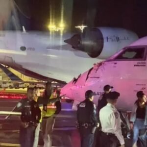 Dois aviões colidem durante taxiamento no Aeroporto LaGuardia, em Nova York