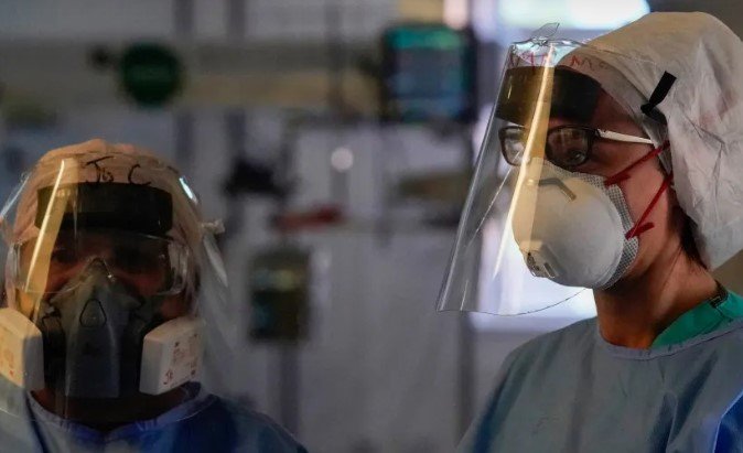 ‘Stratus’: Nova variante de COVID se espalha pelo Reino Unido