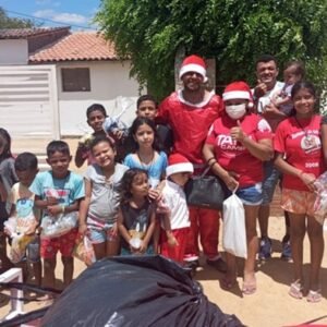 Família distribui brinquedos e alegria para mais de mil crianças no Seridó paraibano