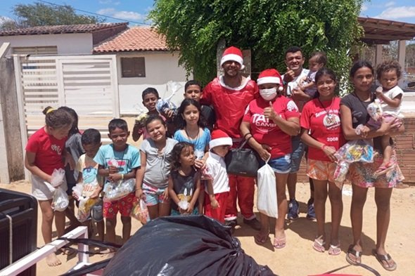 Família distribui brinquedos e alegria para mais de mil crianças no Seridó paraibano
