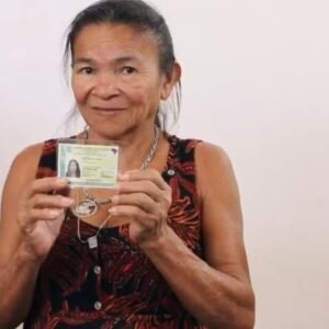 Idosa cria a própria data de nascimento, se dá nome completo e tira primeiro documento aos 70 anos
