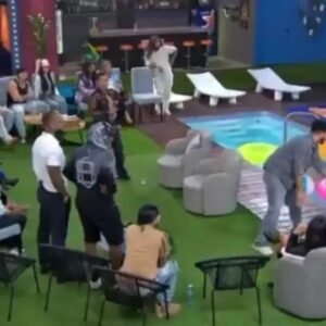 Participante desmaia após ser empurrada na piscina em reality show; veja