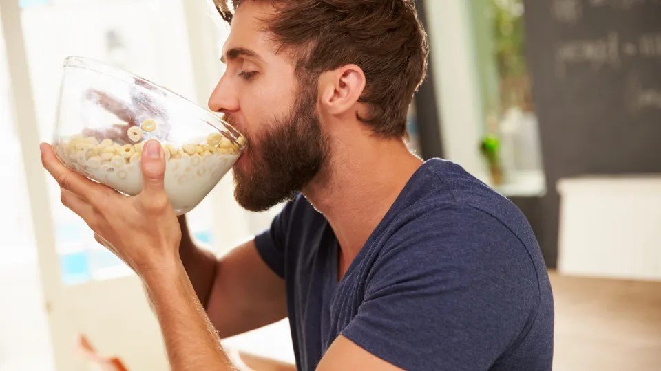 Erros no café da manhã que desaceleram o metabolismo e fazem engordar