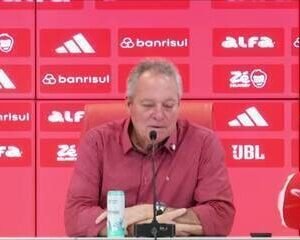 Abel Braga rejeita camisa rosa e compara time a “bando de veados”