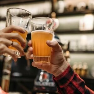 Acordou de ressaca? O que fazer para amenizar os sintomas