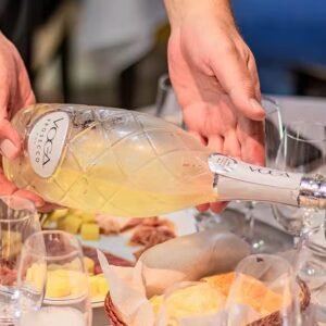 Beber água entre os drinks e os pratos pesados das festas faz diferença para o corpo?