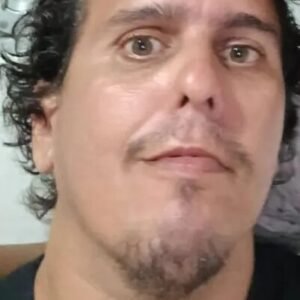 Homem dá selinho em companheira e é morto por enteado na ceia de Natal