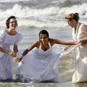 Noiva morre afogada durante sessão fotográfica por causa de vestido