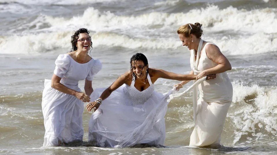 Noiva morre afogada durante sessão fotográfica por causa de vestido