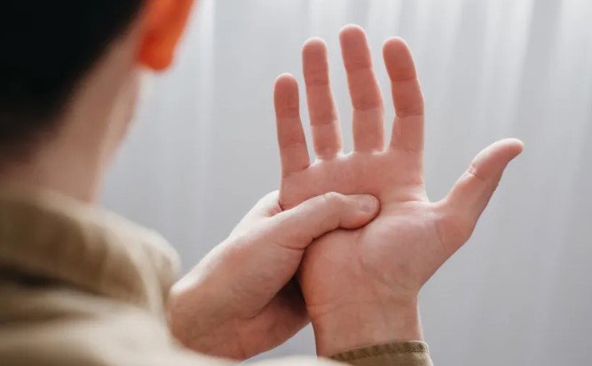 Primeiros sinais que indicam que uma pessoa está com Doença de Parkinson