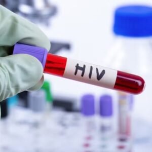 Homem vive mais de seis anos sem sinais do HIV após transplante de células-tronco, indica estudo aceito pela Nature