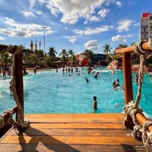 Torneio de chupar melancia acaba em morte em piscina de famoso Thermas