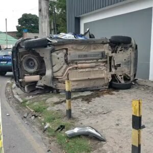 Policial morre e outro fica ferido em acidente com viatura da PM; veículo fica destruído