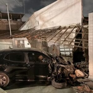 Carro invade casa após mulher perder o controle e destrói fachada do imóvel, em Campina Grande