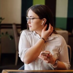 O que a ciência sabe sobre os riscos dos fones bluetooth; tema viraliza em vídeos nas redes sociais