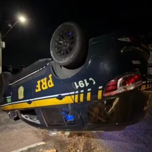 Viatura da PRF capota durante perseguição a motociclista na BR-101