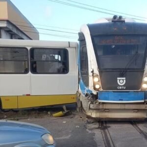 Pelo menos seis pessoas ficam feridas em acidente entre trem, ônibus e ambulância em Natal