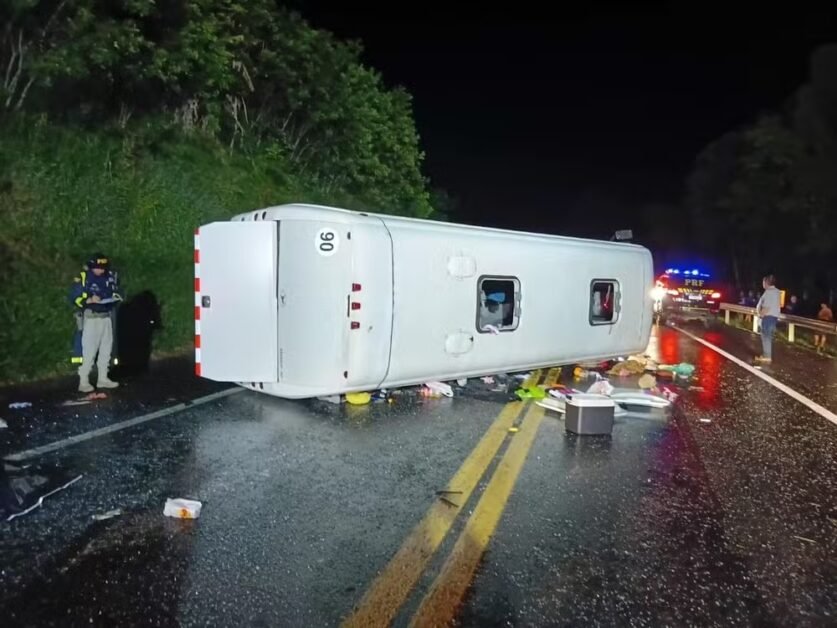 Ônibus de turismo com destino ao Paraguai tomba na BR-277, deixa um morto e 21 feridos, no Paraná