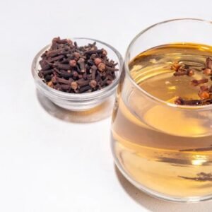 Tome água com cravo antes de dormir e veja os benefícios para o corpo