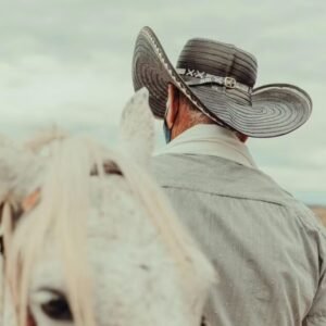 Chapéu na roça terá que ser trocado por capacete? veja o que diz a lei