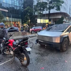 Motociclista morre em acidente envolvendo carro Tesla Cybertruck