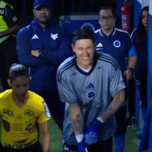 Dor de barriga? Cássio volta ao gramado rindo após ida ao vestiário no meio de jogo do Cruzeiro