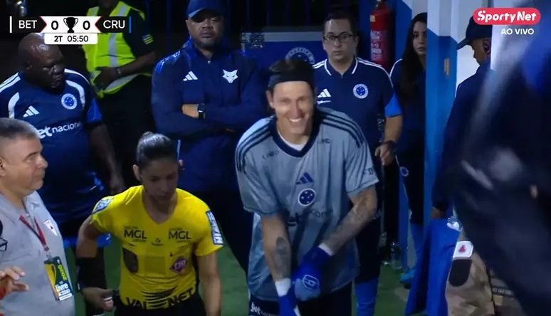 Dor de barriga? Cássio volta ao gramado rindo após ida ao vestiário no meio de jogo do Cruzeiro