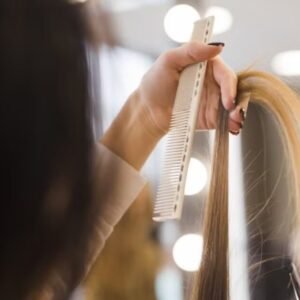 Extensões de cabelo têm substâncias associadas a câncer e alterações hormonais, aponta estudo