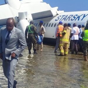 Avião com 55 pessoas faz pouso de emergência e vai parar no mar; veja